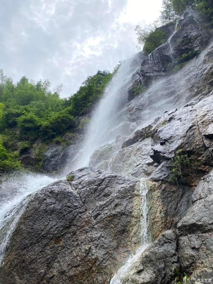 叛徒连中三弹,子弹穿过脖子居然未死,二次刺杀乱枪击毙